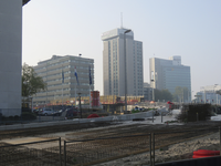 907356 Gezicht op de aanleg van het OV-viaduct voor autobussen en de sneltram, bij het Westplein te Utrecht. Met ...